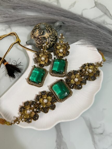 Antique floral choker set with large central gemstone and matching earrings, decorated with pearls and crystals, available in eight colors.