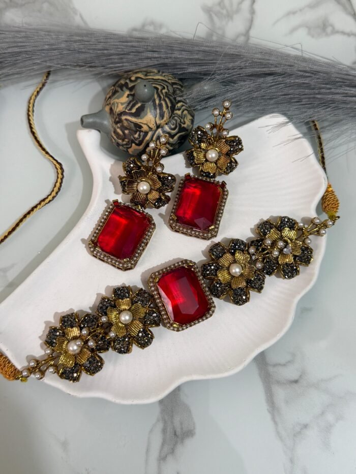 Antique floral choker set with large central gemstone and matching earrings, decorated with pearls and crystals, available in eight colors.