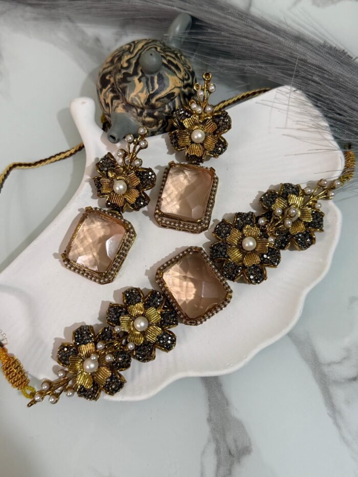 Antique floral choker set with large central gemstone and matching earrings, decorated with pearls and crystals, available in eight colors.