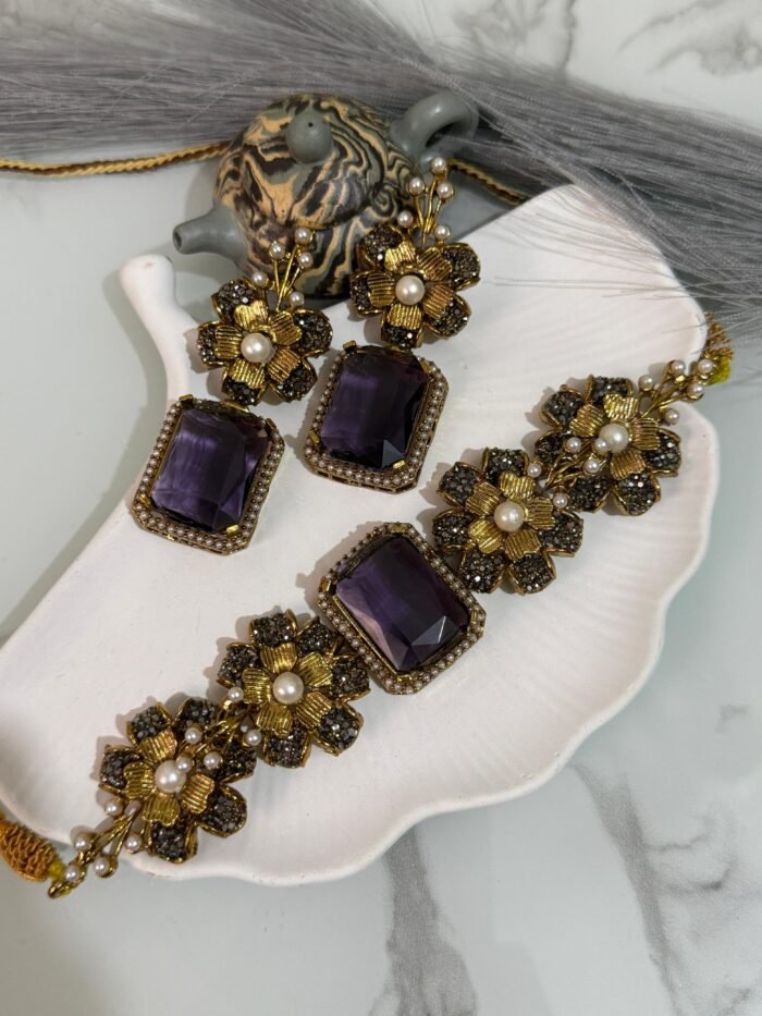 Antique floral choker set with large central gemstone and matching earrings, decorated with pearls and crystals, available in eight colors.