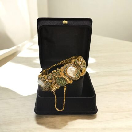 Gold-plated bracelet with pearls and green gemstones, presented in a black gift box.