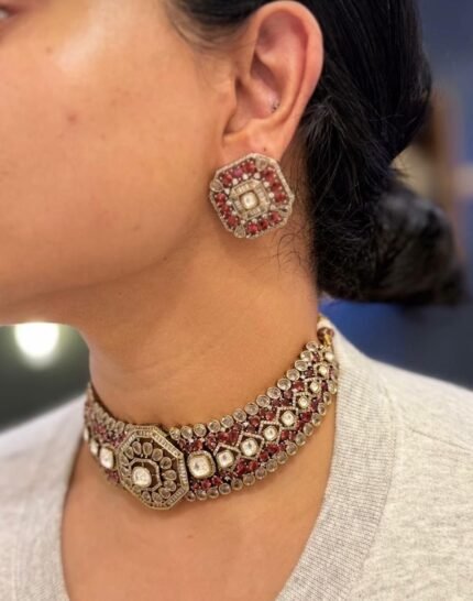 Red and pearl choker necklace with matching earrings, featuring an octagonal design and intricate gemstone details.